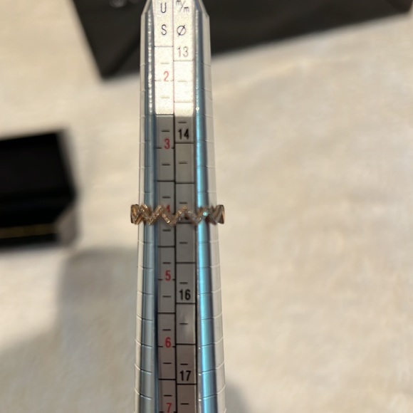 14 Karat Rose Gold Zig Zag Ring with 0.11 Carats - Picture 8 of 9